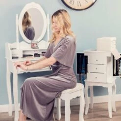 TECTAKE Coiffeuse Table De Maquillage Commode Avec Miroir Et 4 Tiroirs Ornés De Roses + 1 Tabouret Blanc - Blanc 10 TECTAKE Coiffeuse Table De Maquillage Commode Avec Miroir Et 4 Tiroirs Ornés De Roses + 1 Tabouret Blanc - Blanc -TECTAKE Soldes 2022 66851785 4